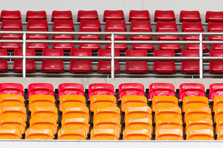 一排排空荡荡的塑料体育场座位