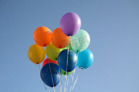 气球绿色摄影照片_清澈蓝天中的彩色气球