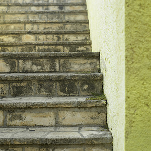 黄色不规则摄影照片_石台阶和黄色墙壁