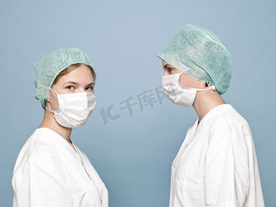 两名戴外科口罩的妇女