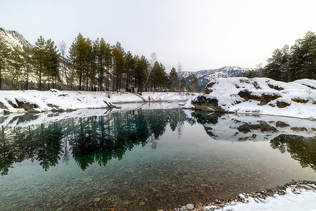 冬天在群山和树木之间的高山湖泊