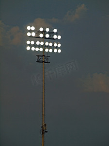 黄昏时分，体育场灯光映衬着傍晚的天空