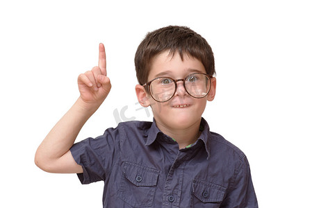戴圆眼镜的小男孩以注意手势举起手指孤立