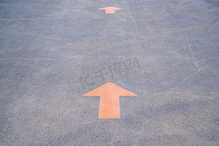 橙色箭头是道路沥青上的标志