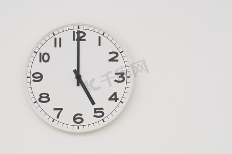 黑色指针的白色时钟显示五点钟