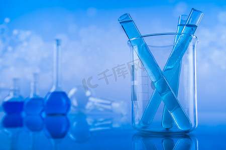 实验室烧杯，显微镜，蓝色背景