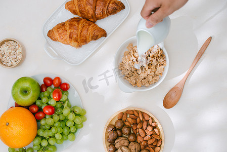 早餐背景摄影照片_含燕麦片的清淡健康早餐。