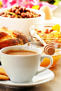 “早餐包括咖啡、面包、蜂蜜、橙汁、麦片”