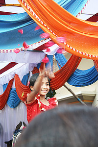 小女孩在印度婚礼上撒玫瑰花瓣