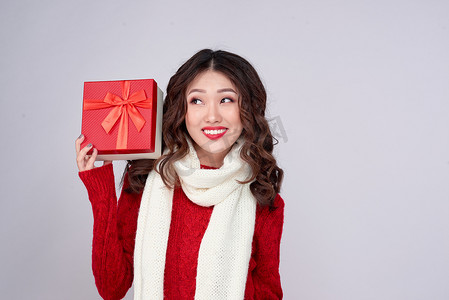 年轻、漂亮、快乐的女人的画像，带着圣诞礼盒