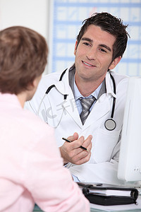 一位医生与病人的肖像