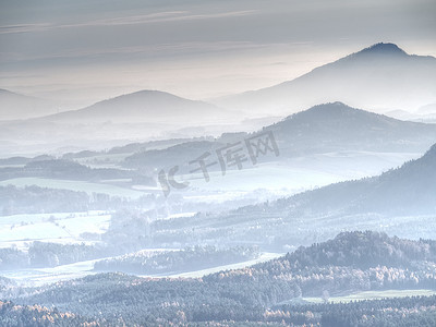 蓝色薄雾摄影照片_景观中圆形山丘上方的蓝色薄雾。
