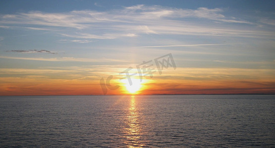 地平仪摄影照片_奥斯陆峡湾的日落