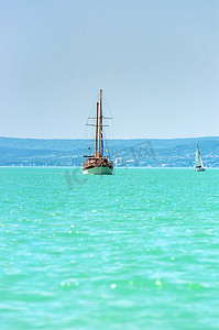 大海上的帆船摄影照片_航行在美丽的蓝色大海上
