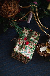 装饰喜庆的圣诞树下，各种包装好的礼物。
