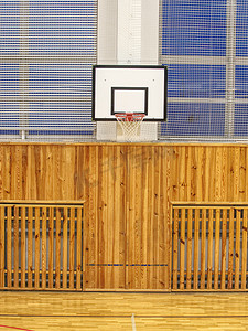 有篮球筐板的学校体育馆