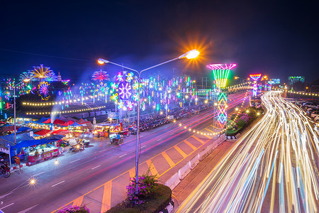 2019 年 1 月 9 日，泰国彭世洛市红十字会道路上灯光的颜色