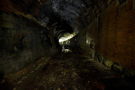 拱形隧道摄影照片_废弃铁路隧道的黑暗