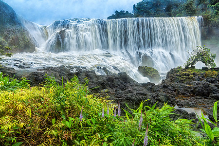 威力摄影照片_老挝南部Sae Pong Lai瀑布的威力。
