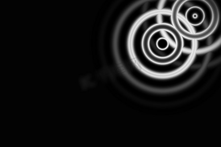 白色光晕摄影照片_黑色背景上带环形灯的抽象白色圆圈