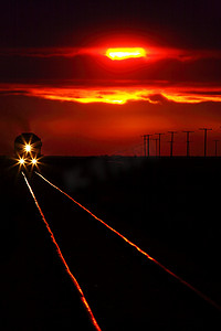 日落附近驶近的火车的风景