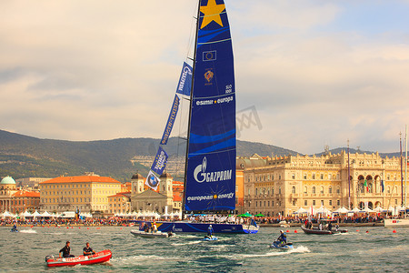 “Esimit Europa 2 是第 46 届 Barcolana 帆船赛的冠军，的里雅斯特”