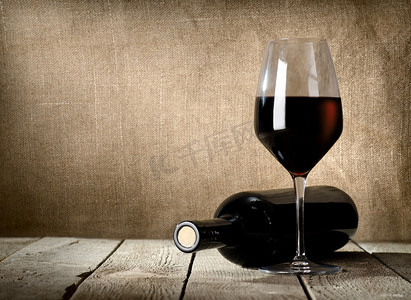白酒红酒摄影照片_黑瓶和红酒