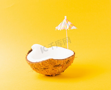 太阳伞摄影照片_新鲜椰子和太阳伞