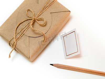 用牛皮纸和质朴的麻包裹的礼盒作为自然质朴的风格