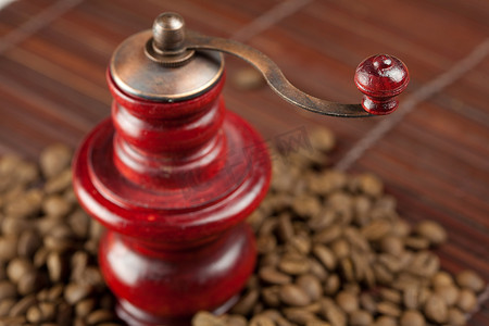 竹垫上的咖啡研磨机和咖啡豆