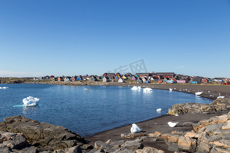 “格陵兰 Qeqertarsuaq 的海湾和五颜六色的房子”