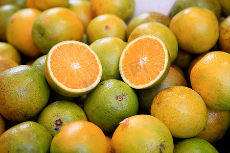 公开市场上的橙色水果