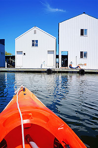“华盛顿州塔科马的船屋和橙色皮划艇。”