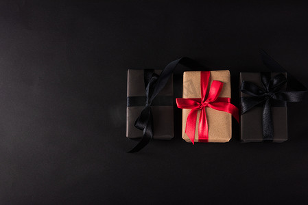 礼品盒包裹着黑纸和黑色蝴蝶结丝带