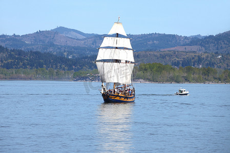 一条大帆船在河里。