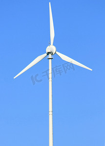 以蓝天为背景的风力涡轮机发电 以蓝天为背景的风力涡轮机发电