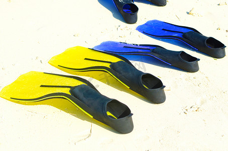 脚蹼摄影照片_在马尔代夫岛浮潜脚蹼