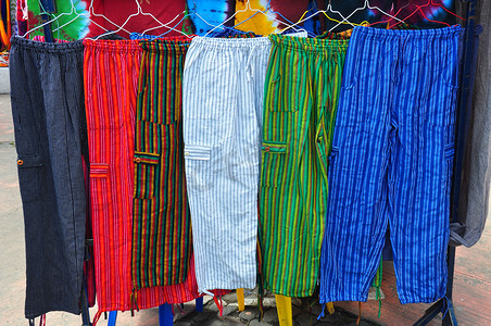 服装色彩摄影照片_传统市场上色彩鲜艳的手工裤子
