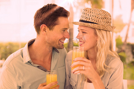 一起喝橙汁的时髦年轻夫妇