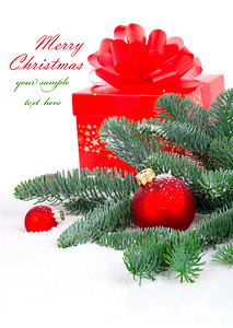 “带松枝、礼物和雪的红色圣诞球，与世隔绝”