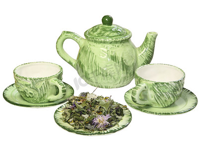 白色背景的碟子上有杯子和干草的绿色茶壶