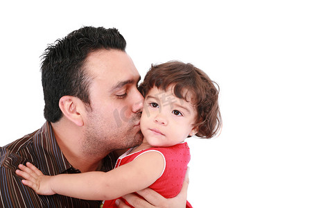 笑眯眯摄影照片_“爸爸拥抱亲吻小女儿，笑眯眯的。”