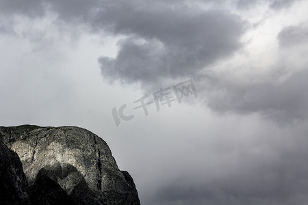 山水灰色摄影照片_“挪威艾于兰松恩峡湾岩石上的最后一缕阳光。”