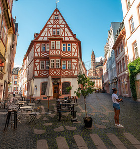古典烫金边框摄影照片_德国美因茨2020年8月，德国美因茨市中心的古典木屋