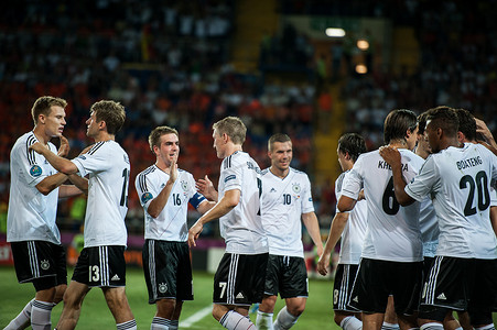比赛vs摄影照片_荷兰 vs 丹麦在欧洲足球联赛足球比赛中的表现