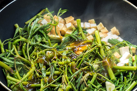 油豆腐摄影照片_水米诺萨和豆腐块在平底锅中烹饪