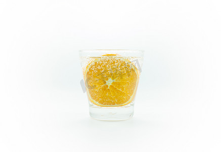白色背景玻璃分离苏打水中的橙子