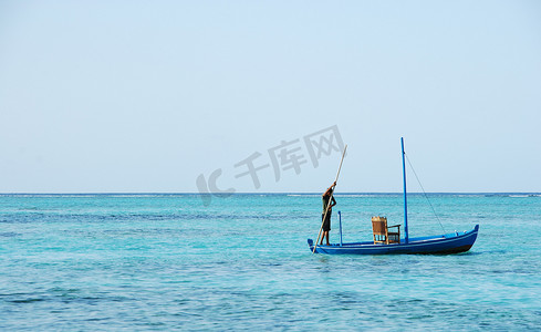 小船摄影照片_在蓝色海洋的典型的马尔代夫小船