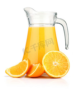 一壶橙汁和橙色水果分离