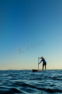 站起来活动摄影照片_女人划桨站起来桨板